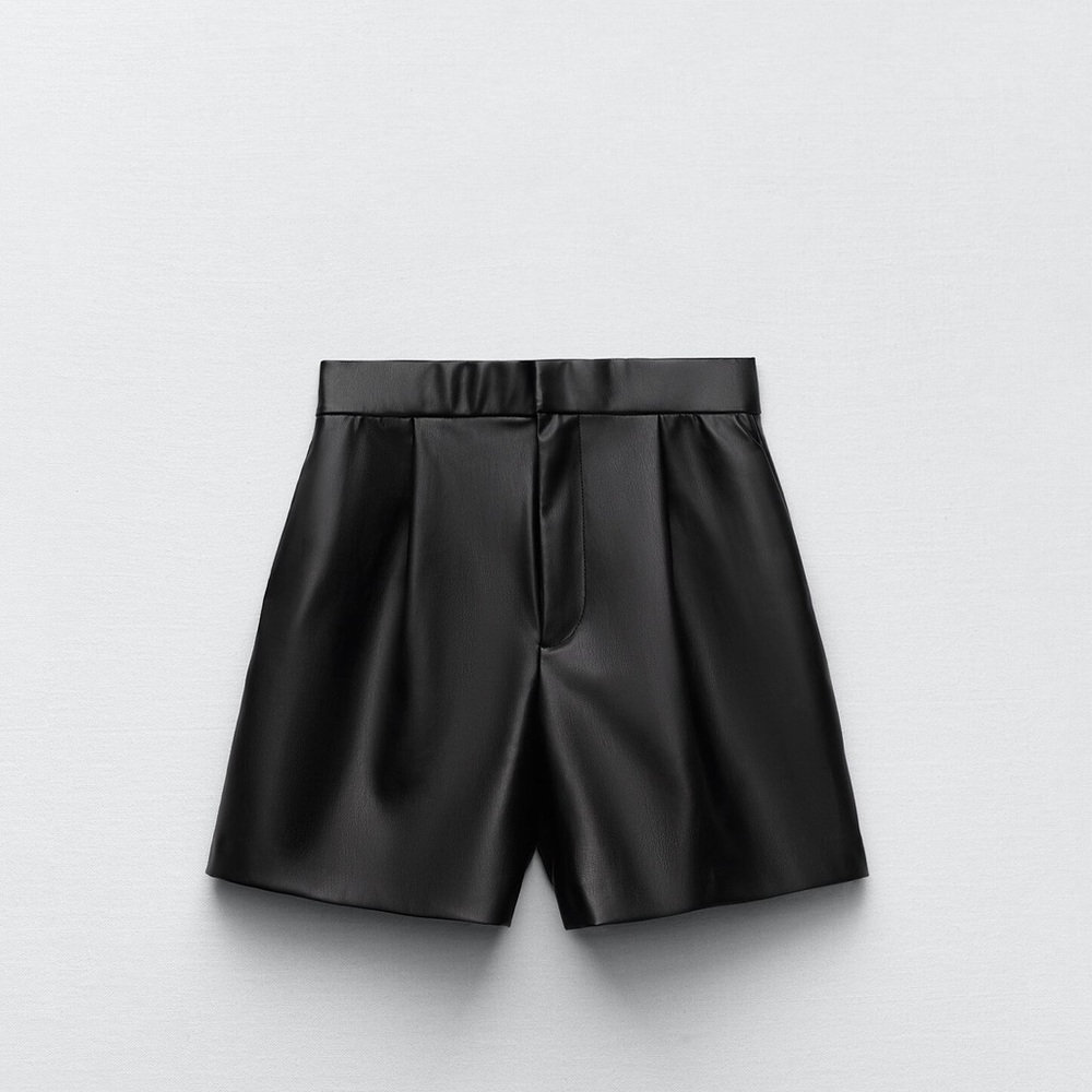 FAUX LEATHER PLEATED SHORTS